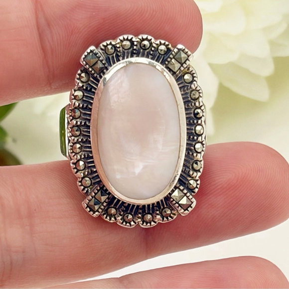 Sterling Silver 925 Vintage Marcasite and Mother of Pearl Ring Size 7 Chunky GUC - Picture 4 of 12
